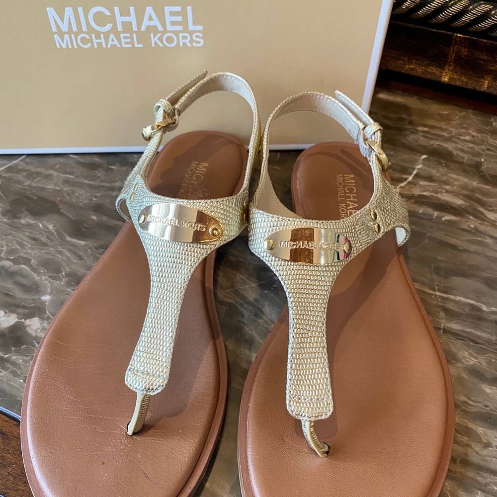MICHAEL KORS: Plate Thong Sandals